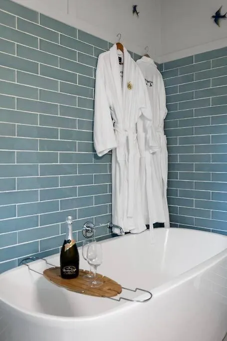 Chalet The Quince Cottage - 3 Bedrooms Ravensbourne Australia